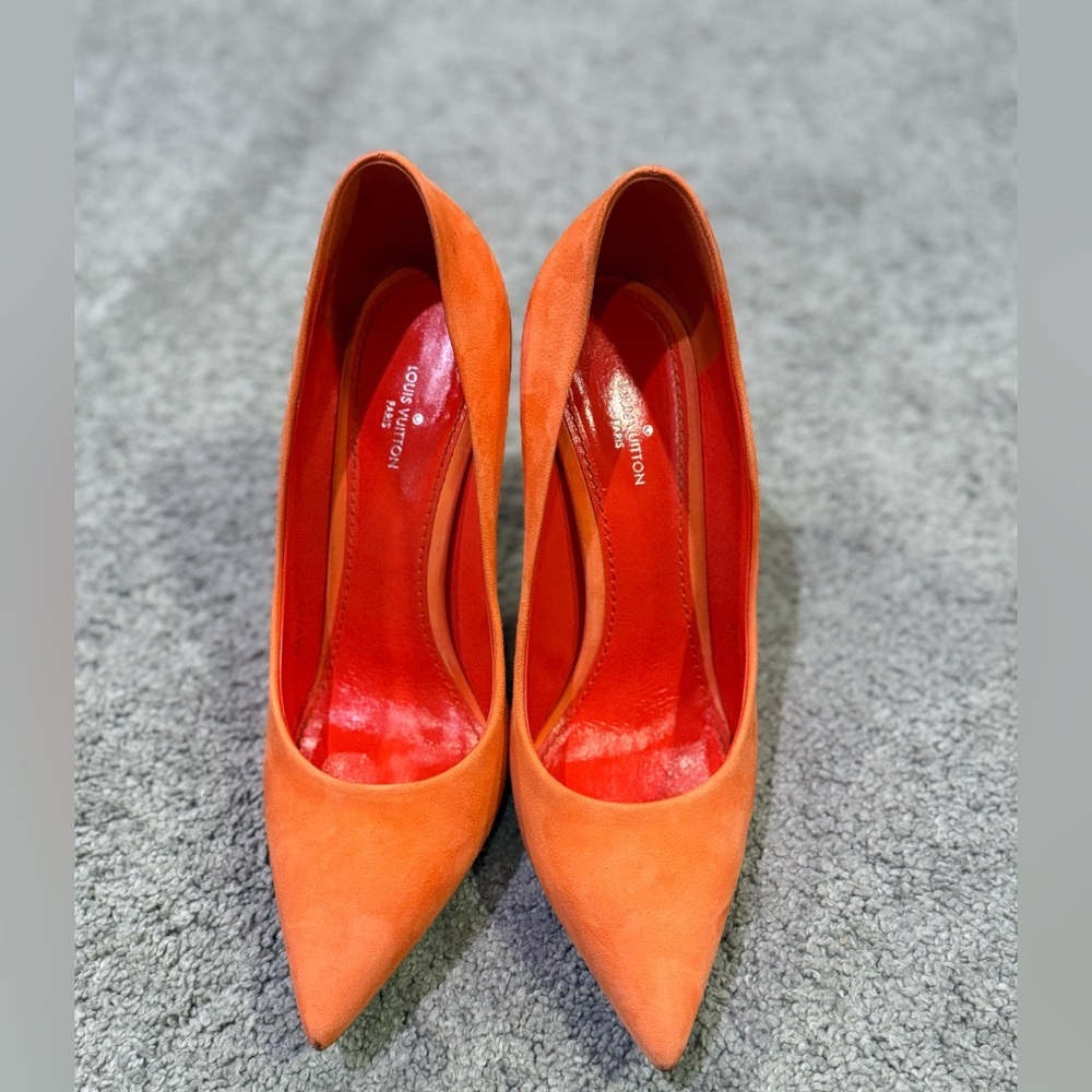 Louis Vuitton elegant coral pink suede pumps